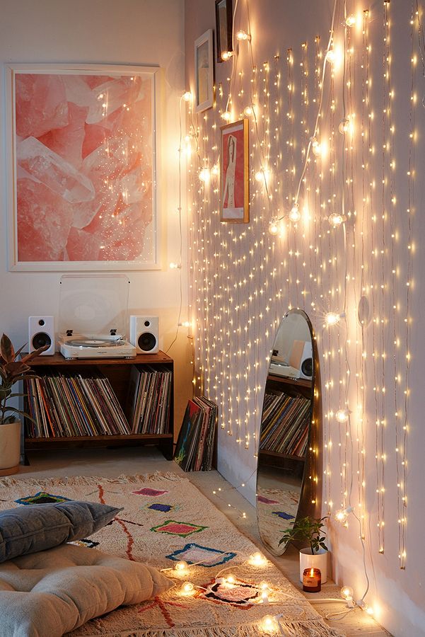 Featured image of post Hanging Christmas Lights In Bedroom